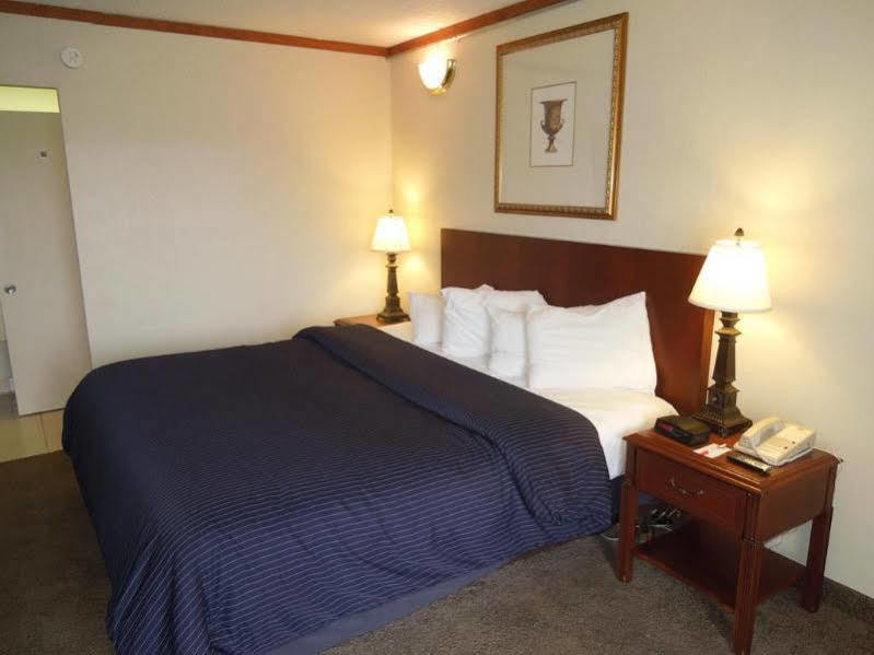 Hotel Super 8 By Wyndham Perrysburg-toledo 2*