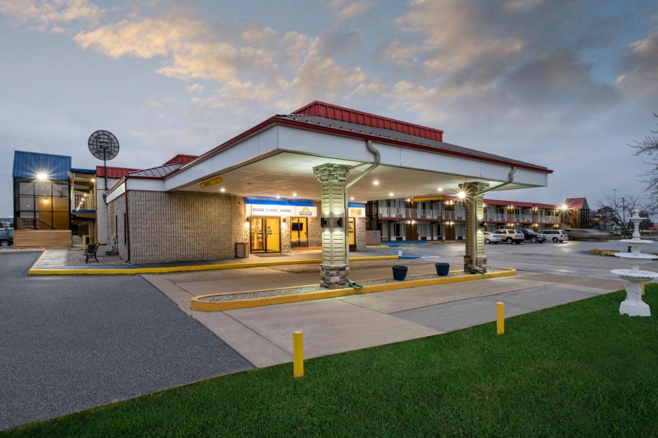 Super 8 By Wyndham Perrysburg-toledo Hotel