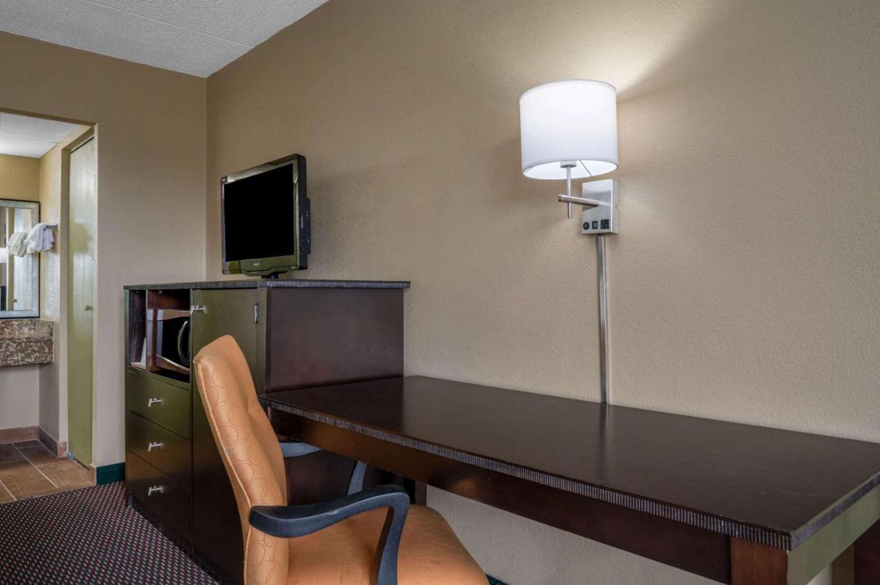 Hotel Super 8 By Wyndham Perrysburg-toledo 2*